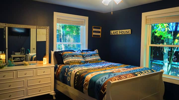 ห้องนอนควีนไซส์พร้อมทีวีจอแบน