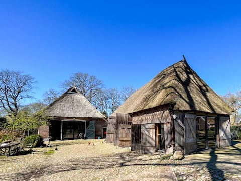 Beautiful renovated barn with pool 6-8 p