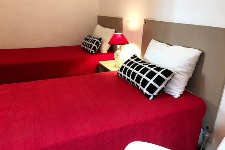 Chambre 2 avec des lits jumeaux : 
2 lits de 0,90 cm x 2 m