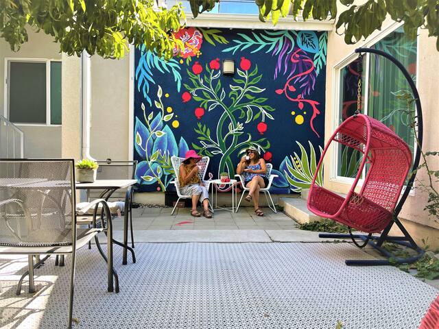 *LA Garden Escape-6BD/5BR-3 King Beds, Modern* gallery image 3