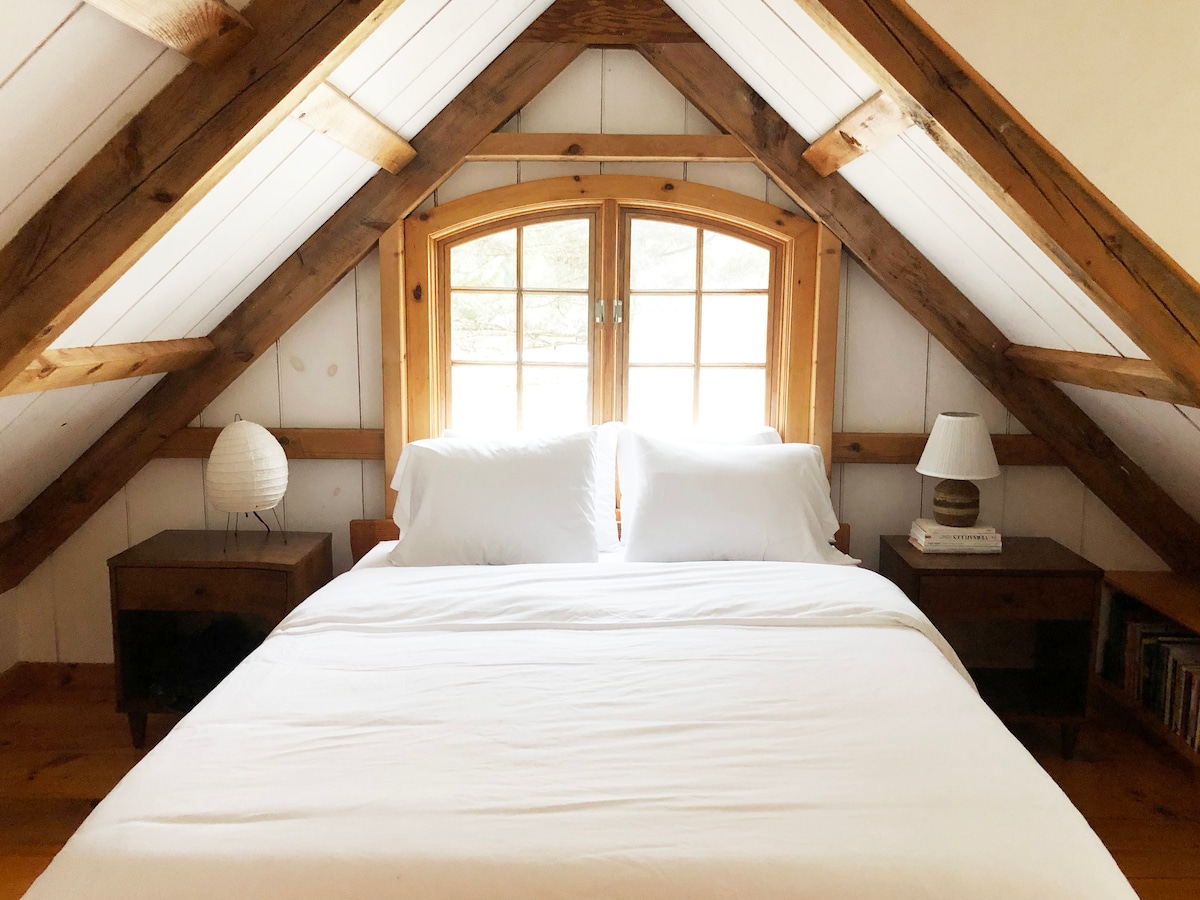 ห้องนอนใหญ่พร้อมเตียงควีนไซส์