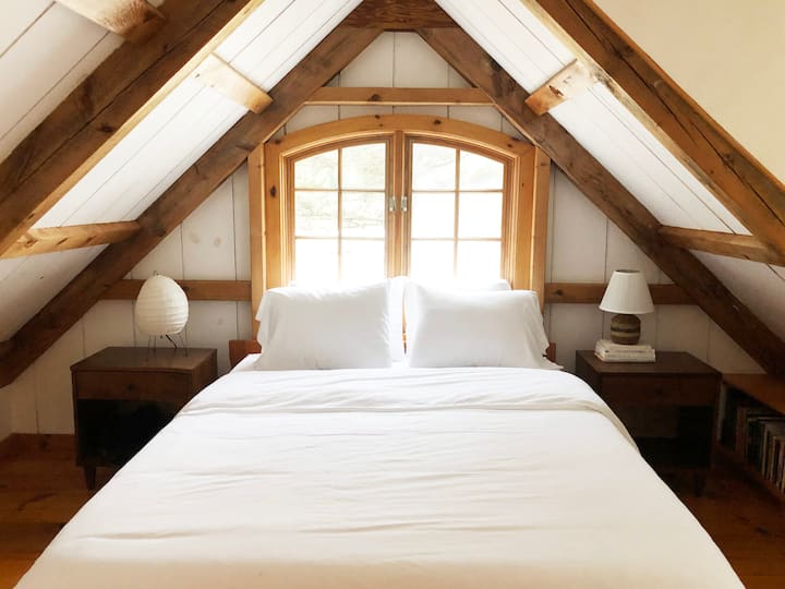 חדר שינה ראשי עם מיטת קווין סייז