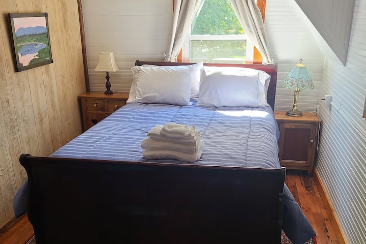Bedroom 1 - queen bed