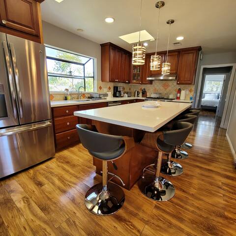 A Luxury Urban Getaway Walk to Stanford 2333 gallery image 3