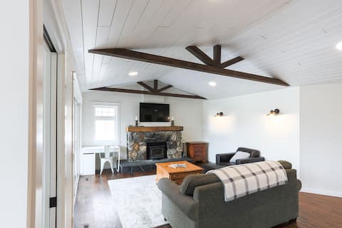 Top Airbnb: Farmhouse charm and lake views in Oyama in Lake Country