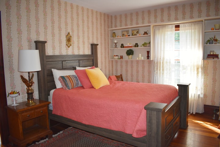 Virginia's Room - Queen