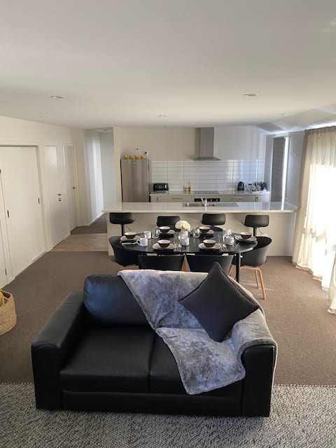 Popular Airbnb listing: Your Home Away From Home -Book7Nights 20% Discount in Lake Hayes Estate Shotover Country