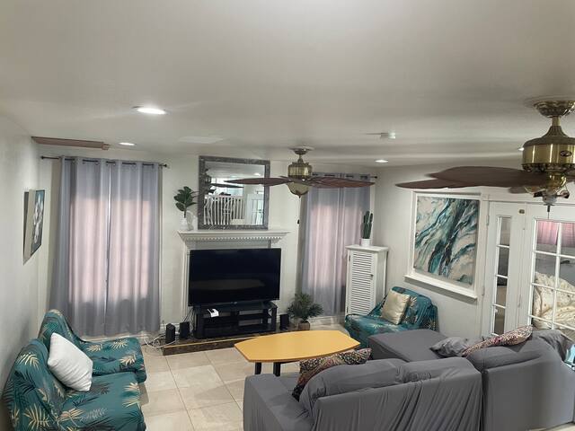 Big House & Views – 10 minutes to LV Strip gallery image 3