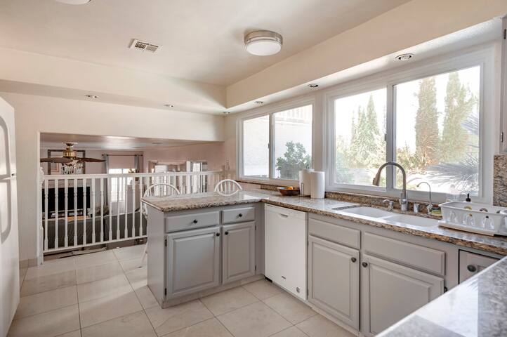 Big House & Views – 10 minutes to LV Strip gallery image 5