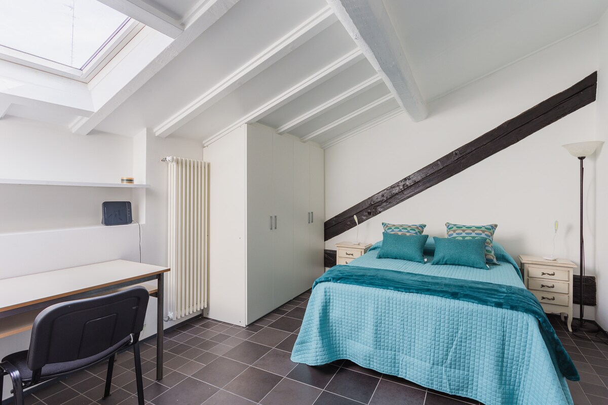 พื้นที่กลางคืนมีเตียงคู่และพื้นที่ทำงานพร้อม Wi-Fi ความเร็วสูง