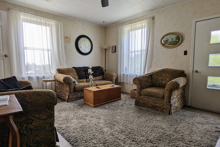 The Lazy Farmer – 19th Century Farmhouse - Port Elgin
