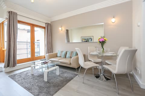 Successful Airbnb property: Modern 1 bed apt in Dublin's financial district in Docklands