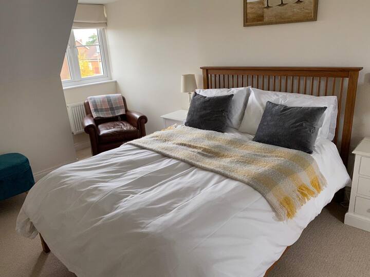 ห้องนอนใหญ่พร้อมห้องน้ำในตัว