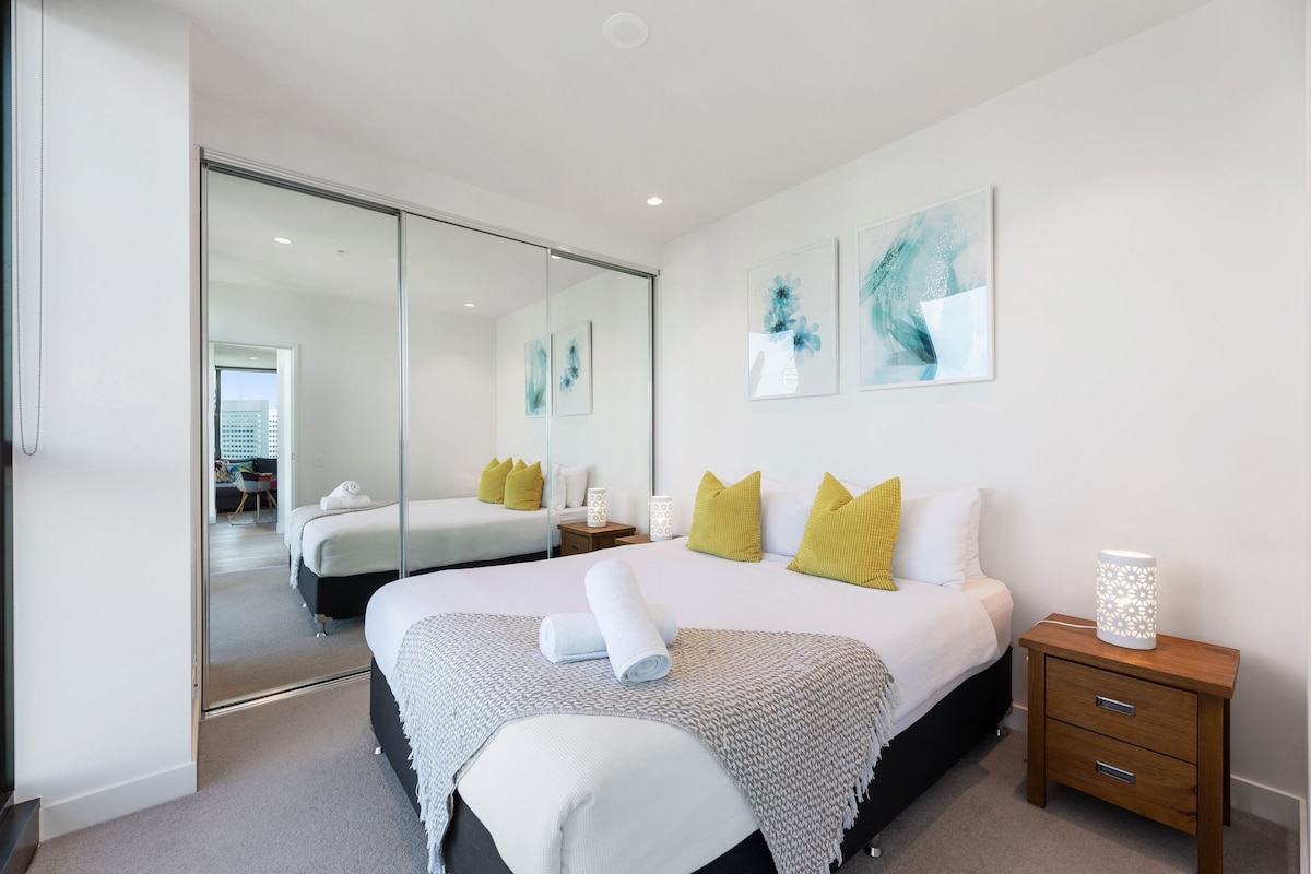 חדר שינה - מיטת קווין סייז עם ארון בגדים עם מראה מלאה