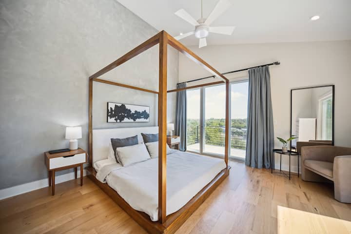 Deléitate con la mejor experiencia de relajación en nuestro lujoso dormitorio principal, con una impresionante cama tamaño king. Este tranquilo refugio ofrece una escapada serena del ajetreo y el ajetreo de la vida cotidiana.