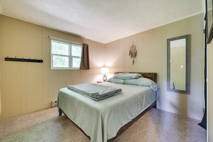 Schlafzimmer im Erdgeschoss. Queensize-Bett.