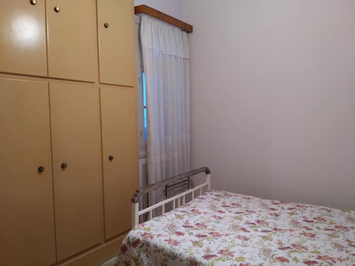 Hálószoba - 1 vintage kétszemélyes ágy és gardrób