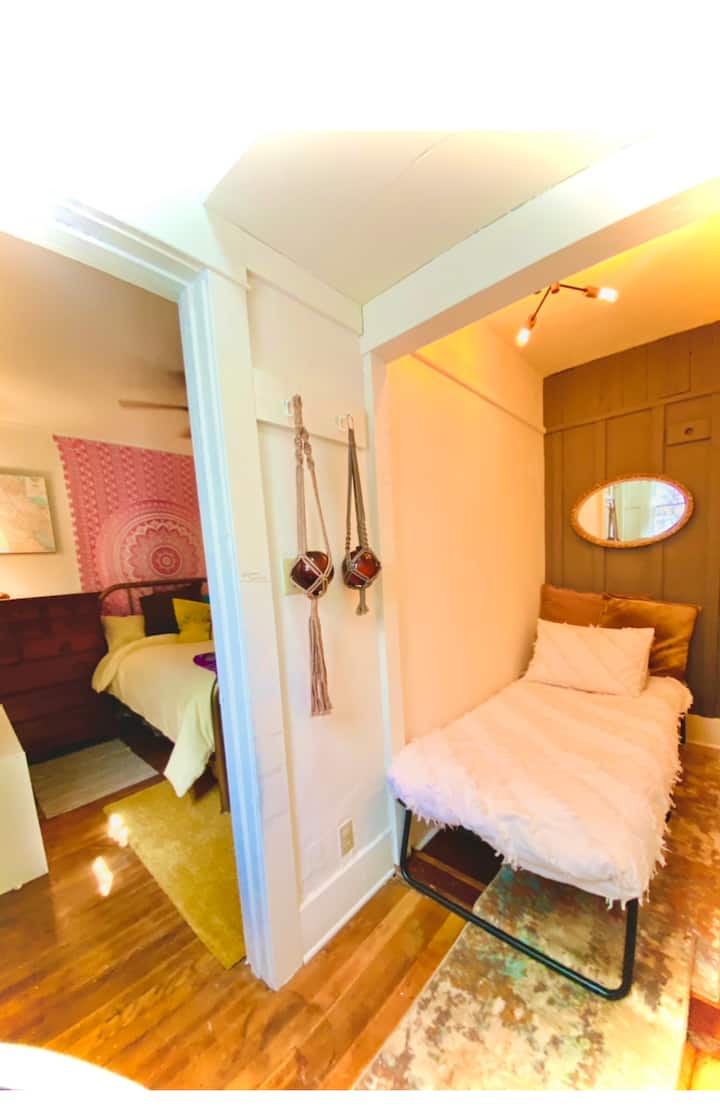 غرفة ملحقة بسرير مزدوج