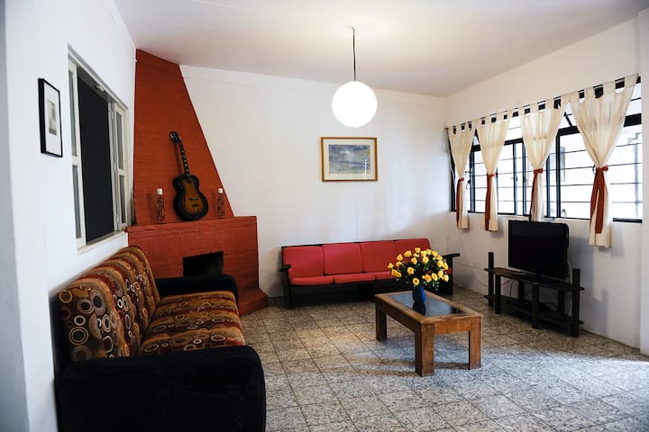 Всекидневна: камина, кабелна телевизия с 80 канала. Разтегателен диван и диван.