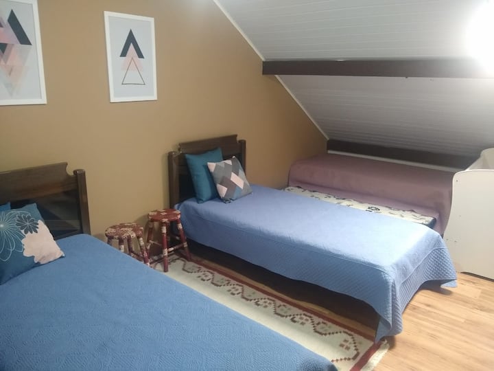 סוויטה שלישית עם ארבע מיטות יחיד ועריסה.