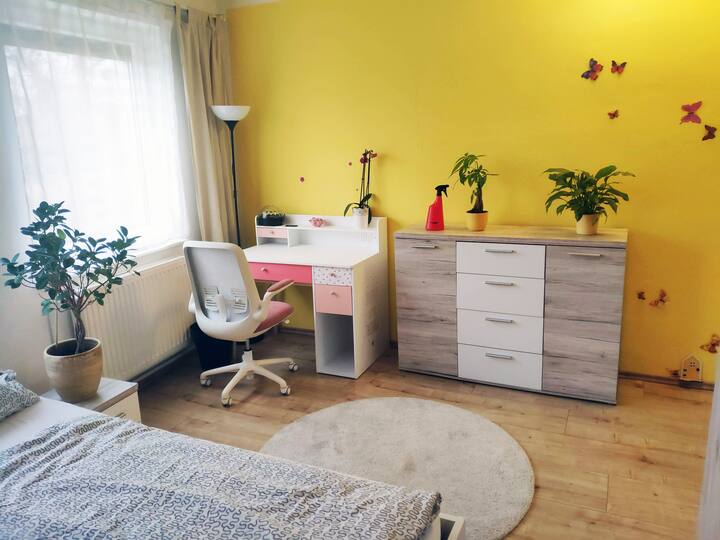 Schlafzimmer Nr. 2 mit Kinderschreibtisch