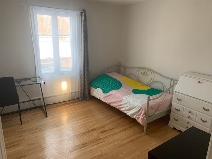 Dhoma e tretë e gjumit: një krevat tek dhe një hapësirë zyre. Mundësia e shtimit të një dysheku shtesë të vetëm.