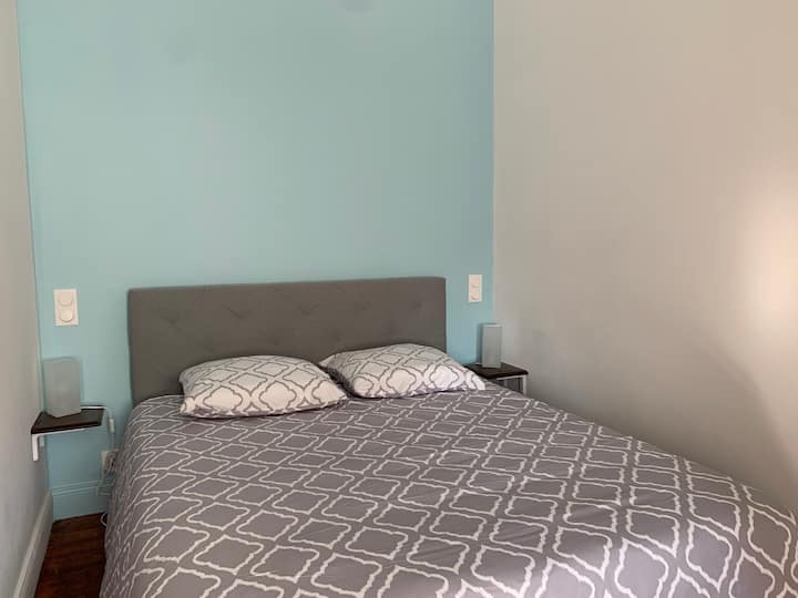 Zimmer mit Kingsize-Bett -
Schlafzimmer mit Kingsize-Bett