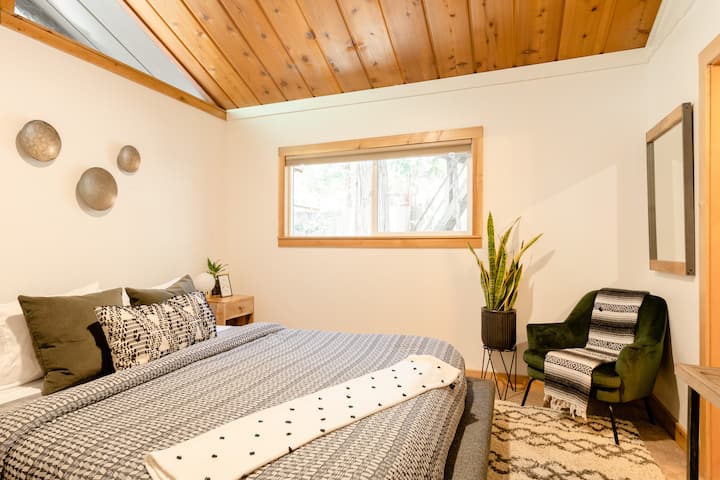 Moderná horská chata - spálňa s manželskou posteľou King a stropným ventilátorom