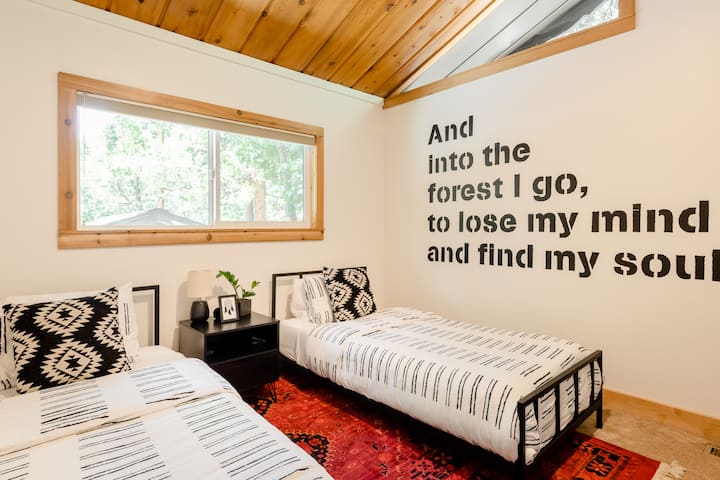 Moderná horská chata - spálňa s oddelenými posteľami a stropným ventilátorom