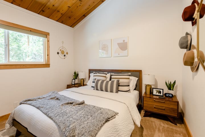Moderná horská chata - spálňa s manželskou posteľou Queen a stropným ventilátorom