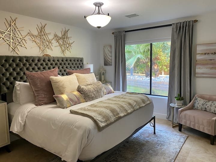 El dormitorio de invitados 3 tiene una cama tamaño king, tumbona en la ventana y TV. Este dormitorio comparte un baño con el dormitorio 4. Hermosas vistas a los desiertos al aire libre