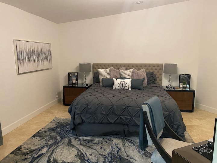 El dormitorio de invitados 4 tiene una cama tamaño king, un banco en la ventana, un escritorio para revisar los correos electrónicos o hacer tus tareas y la televisión. Este dormitorio comparte un baño con el dormitorio 3.