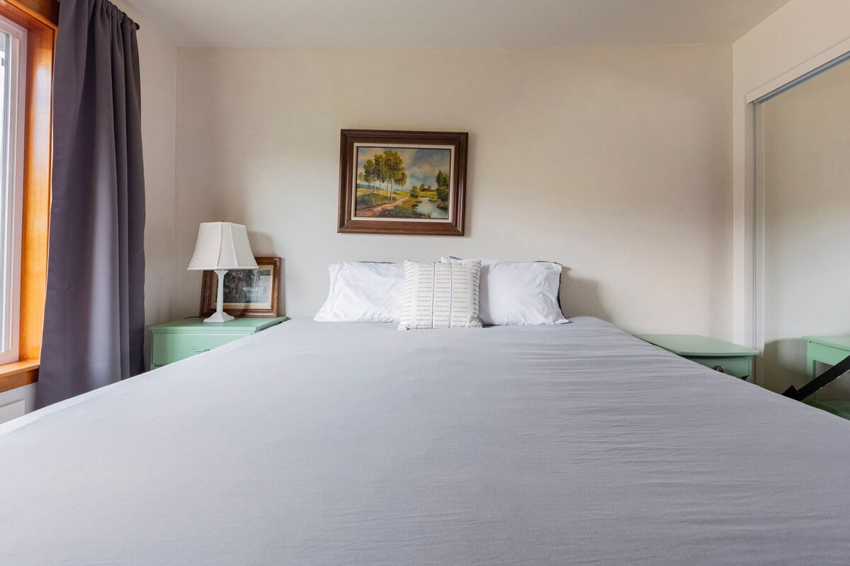 Кралска спалня на горния етаж с изглед към хълма на сърфистите и красиви гледки към изгрева. 