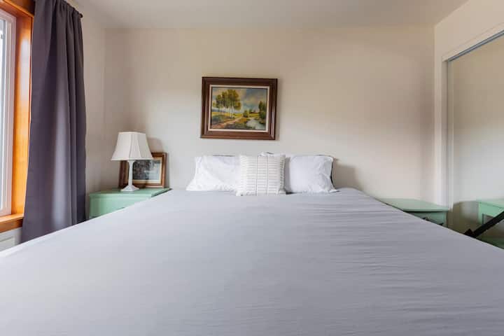 Chumba cha kulala cha mfalme juu ya ghorofani na mtazamo wa Mtazamo na maoni mazuri ya jua. 