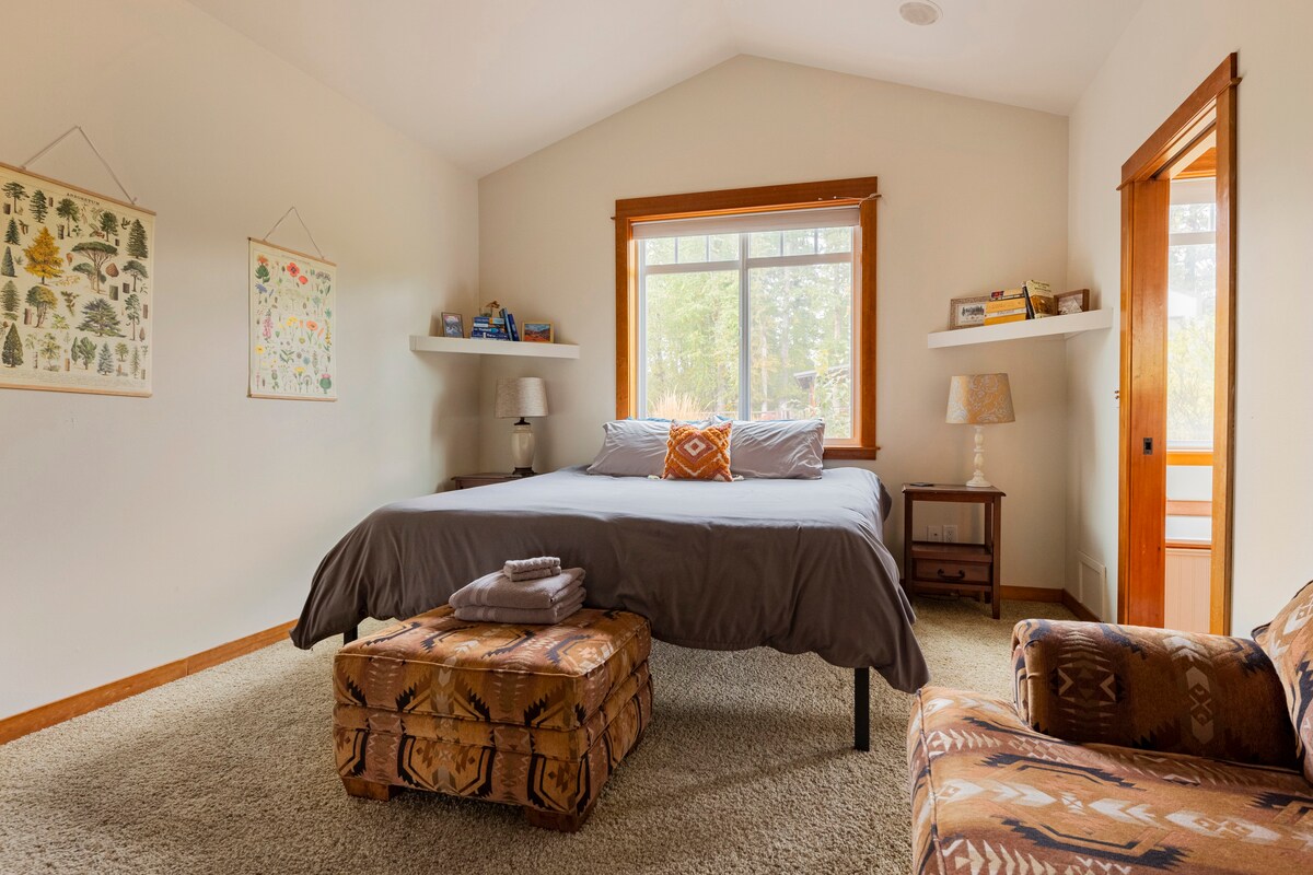 Суперголямо двойно легло в основната стая със забавни ярки плакати сред природата и голям прозорец с изглед към задния двор. 