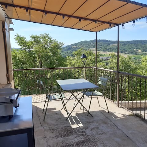 Maison de Gaston view & terrace in the heart of Luberon