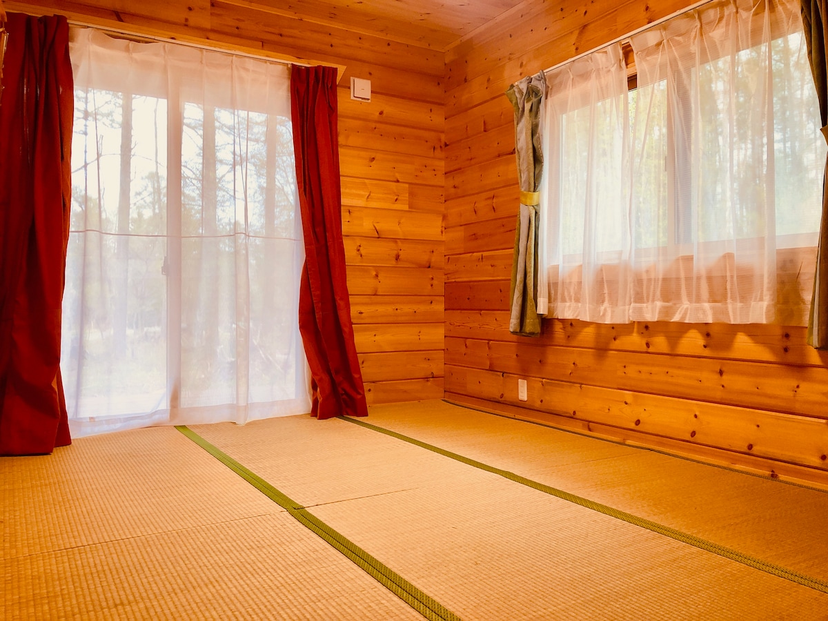 ห้องเสื่อทาทามิสีสดใส 6 ห้องทางทิศใต้จัดเตรียมเครื่องนอนสำหรับ 4 คน