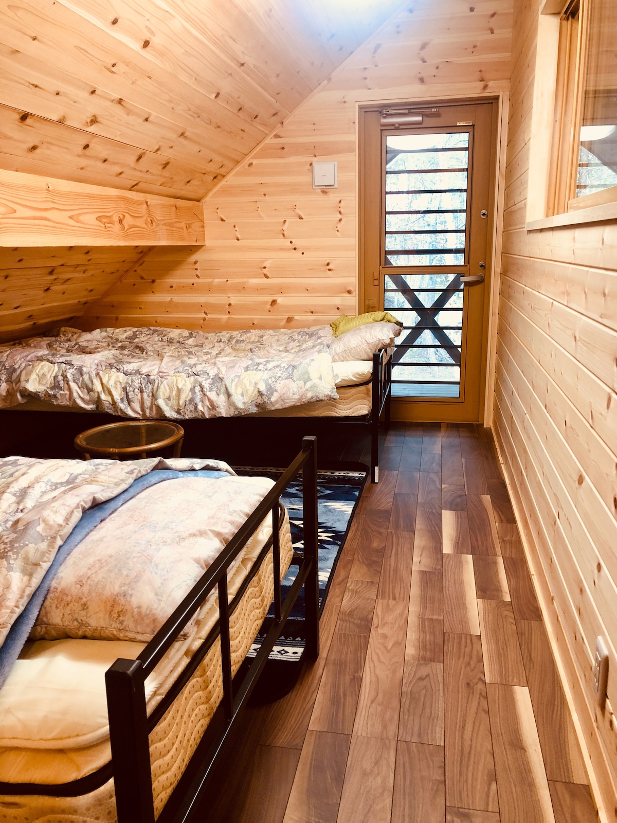 ห้องนอนโดยใช้ห้องใต้หลังคาชั้น 2(เตียงเดี่ยว 2 เตียง)