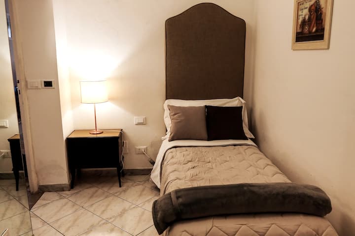 Dvokrevetna soba s bračnim krevetom, TV-om, klima-uređajem 