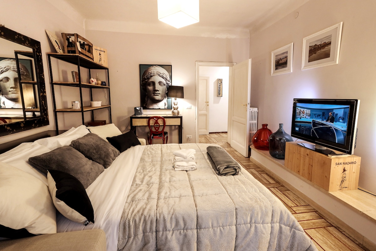 סלון עם ספה נפתחת וטלוויזיה.