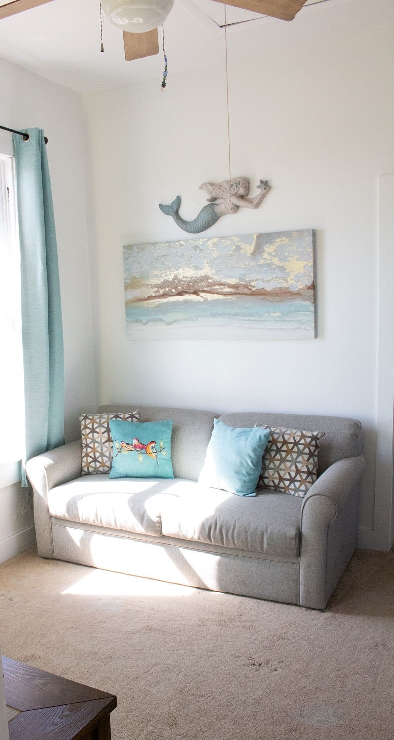 توفر غرفة المعيشة في الطابق العلوي أريكة للنوم لاستيعاب خيارات نوم متعددة للضيوف. 