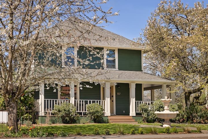 5 Bedroom Downtown Lodge with Sauna & Fire Pit