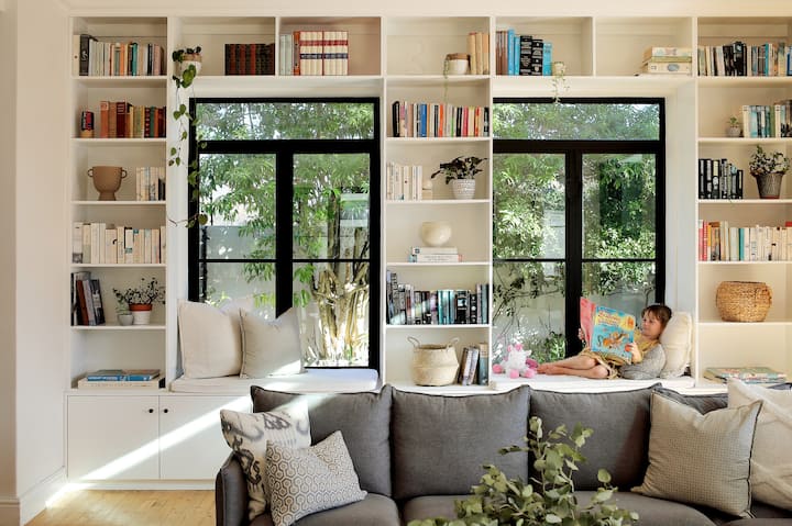 Open Plan Living Beneath Majestic Mountain Views - Kapstadt