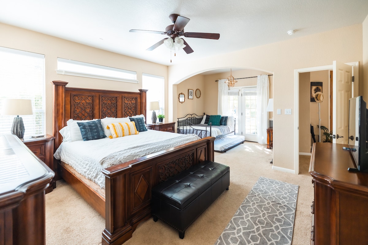 Master Bedroom
King size bed with a Queen size day bed