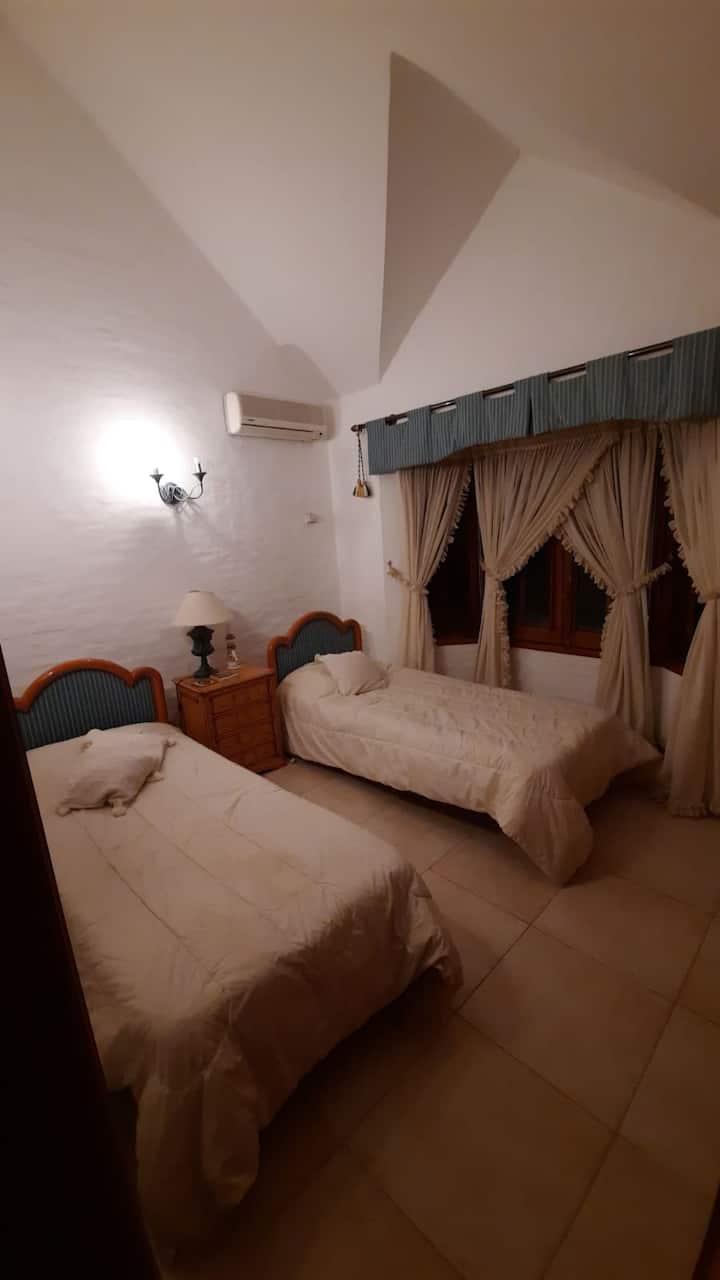 חדר עם שתי מיטות בבית .
יכול לשמש כחדר חתונה חמישי