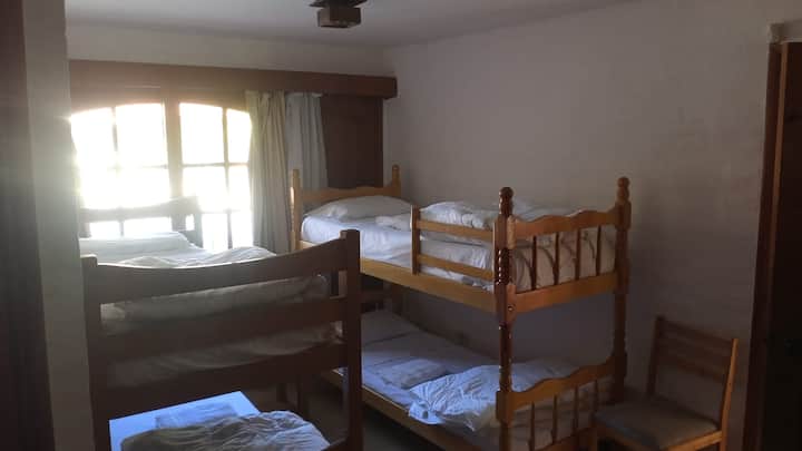 חדר בבית דייל פדל עם 2 דרגשים. 