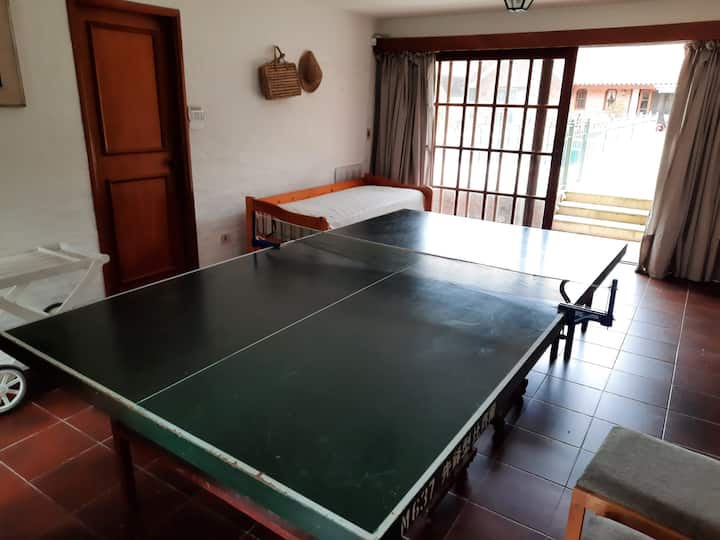 חדר משחקים - מחובר לשולחן הבריכה/פינג פונג.  כיסאות חוף/מגבות בריכה 
עם שתי מיטות נוספות.