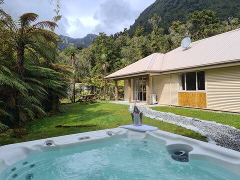 ★Central 3 BR House w/ Hot Tub★