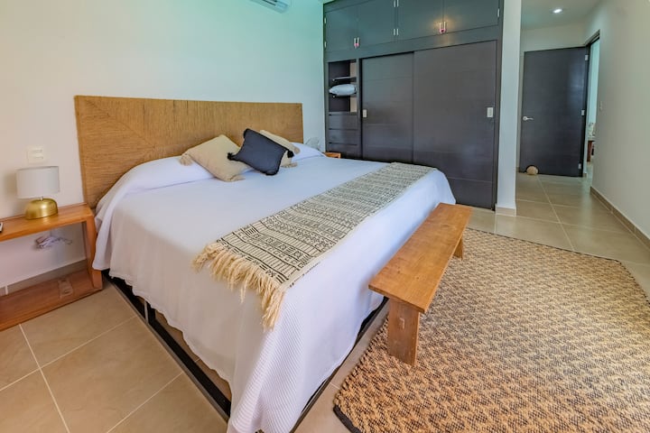 Dormitorio principal con cama tamaño king, aire acondicionado y armario // Recamara principal con cama tamaño king, aire acondicionado y armario