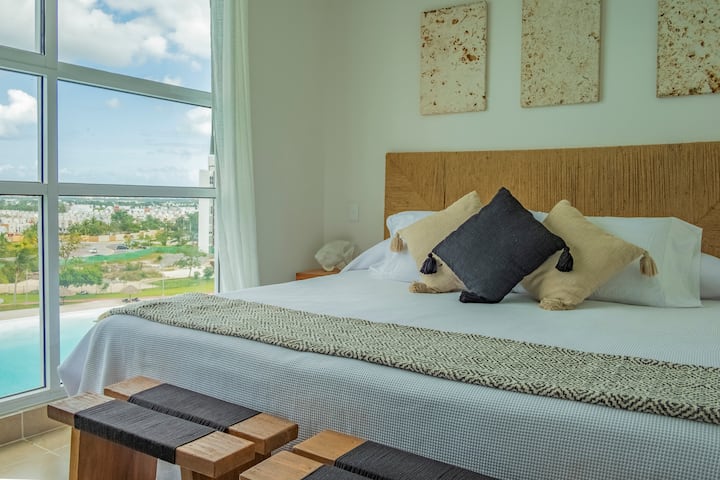 Dormitorio con cama tamaño king, aire acondicionado y vista a la laguna/ /Recamara con cama tamaño king, aire acondicionado y vista a la laguna